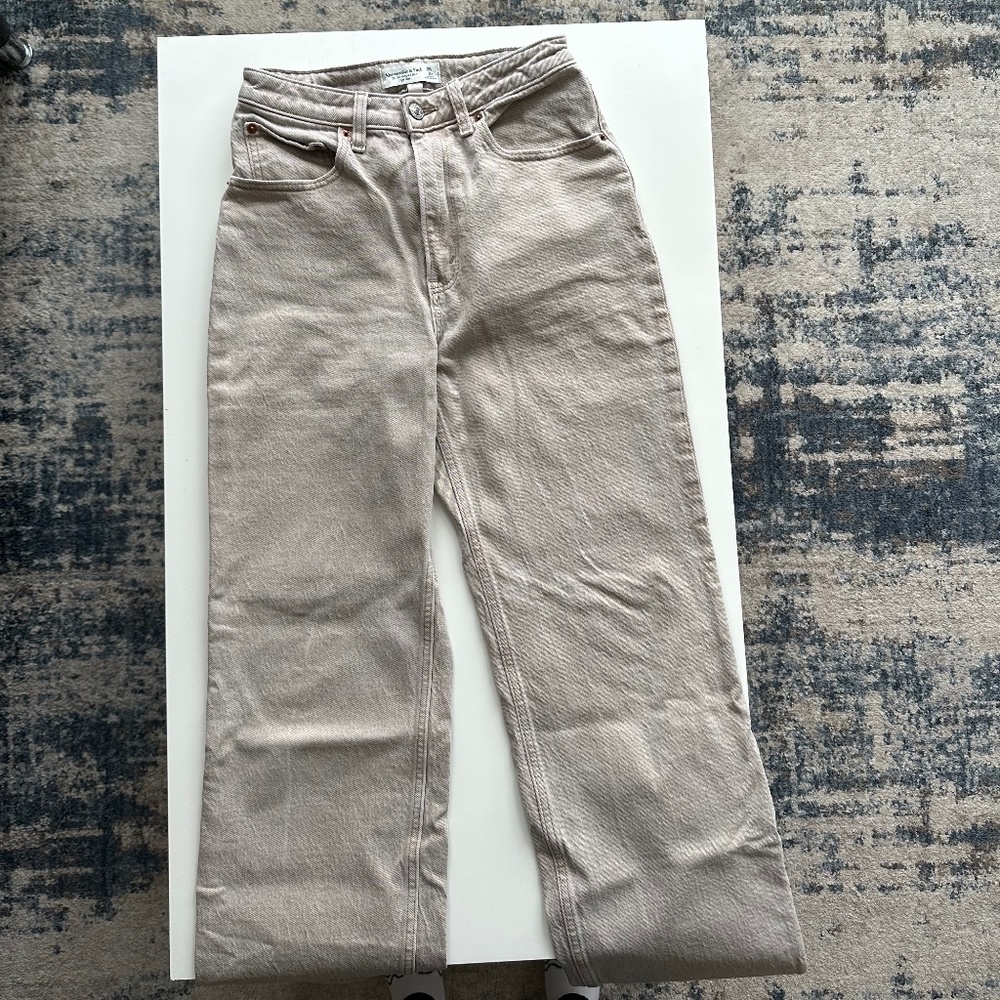 A&F 90s Relaxed High Rise Jean - Picture 4 of 10